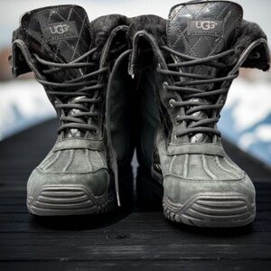 UGG Black Quilted Lace-Up Boots Women's Size 8 Fur Lined Winter Fashion Footwear